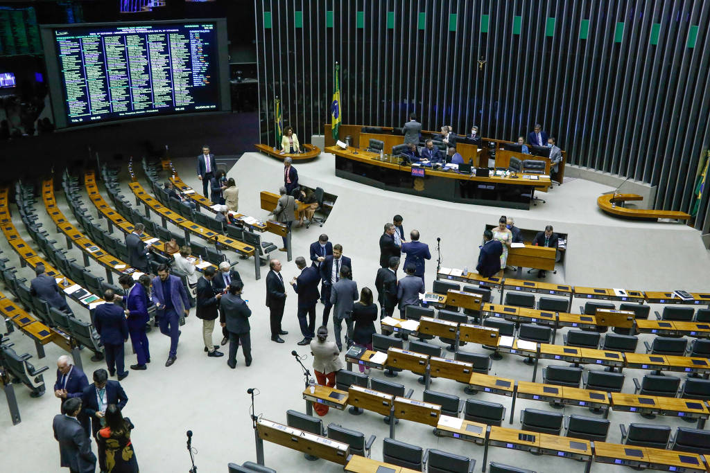 Câmara flexibiliza trabalho para mães e pais e tira obrigação de local para bebês em empresas
